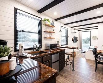 Black Oak - Container Home Near Magnolia, Baylor - Bellmead - Kitchen