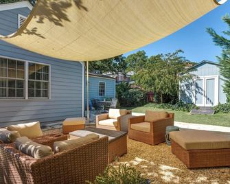 Pineview Place - Hayes Barton ITB, private outdoor oasis - راليغ - شرفة مرصوفة