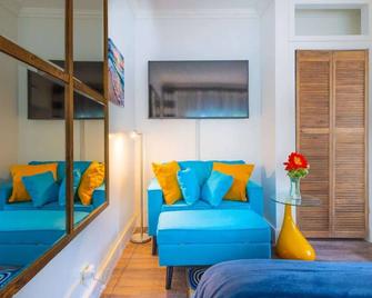 Oceanfront Lemon Cottage - Nassau - Living room