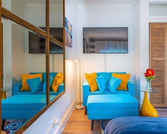 Oceanfront Lemon Cottage - Nassau - Pokój dzienny