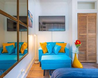 Oceanfront Lemon Cottage - נאסאו - סלון