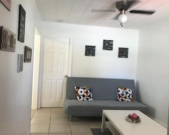 Cozy house in Pompano. 4 miles from beach. - Pompano Beach - Living room