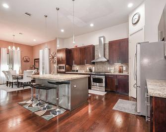 Gated Luxury 3-bedroom 2200 sq ft best value 1-3 minutes to Downtown venues - Houston - Cocina