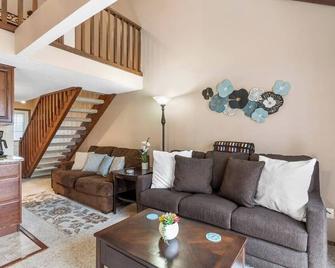 2 Bed 2 Bath Fall Creek Condo - Branson - Sala de estar