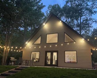 Sunrise Chalet on Potato Lake - Water Front - Dock - Game Room - Hot Tub - Chetek - Building