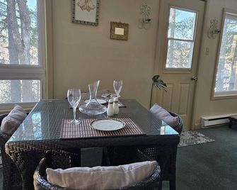 Nestled along the coastline of the Atlantic welcome to Lilyhill bayside retreat! - Oak Bay - Dining room