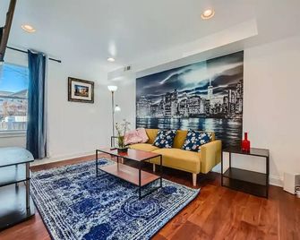 Ev Charger Ready Townson Town Center Gem 3b2.5b - Towson - Living room