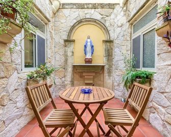 Spacious 4BR Terraced House with Rooftop Access by 360 Estates - Marsaskala - Innenhof