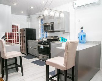 Luxury Home away from Home - Georgetown - Kitchen