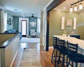 Spacious Comfort in the Heart of Oswego! - Oswego - Essbereich