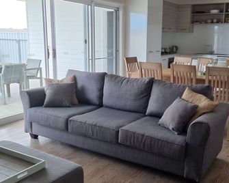 Fabulous home near Long Beach - Robe - Living room