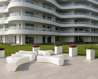 Rogowo Pearl Turquoise Apartments Near The Sea With Free Parking By Noclegi Renters - Rogowo (Zachodniopomorskie) - Patio