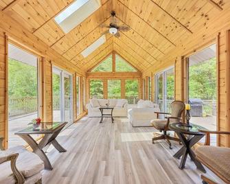 Grand 10br 9ba Waterfront Retreat Near Muskoka | Sleeps 30 | Perfect For Events - Washago - Living room