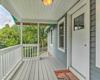 Near Hiking and Dining Dtwn Sylva Cottage! - Sylva - Balcony