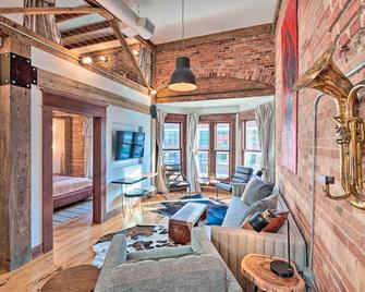 Fort Howard Lodge Green Bay Modern Escape - Green Bay - Living room