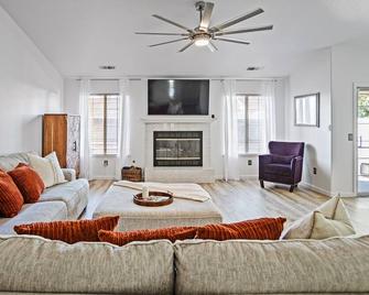 Spacious 3 BR Casa near UC Merced with Pool - Merced - Sala de estar