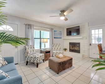 Fort Walton Beach Cottage w/ Hot Tub & Patio! - Fort Walton Beach - Living room