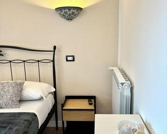 Guest House Maison Margot - Fiumicino - Camera da letto