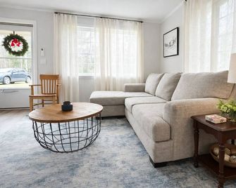Near Hospital, Historic Downtown Camden & Alabama River! - Camden - Living room