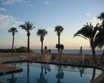 Page Terrace Beachfront Hotel - Treasure Island - Piscina