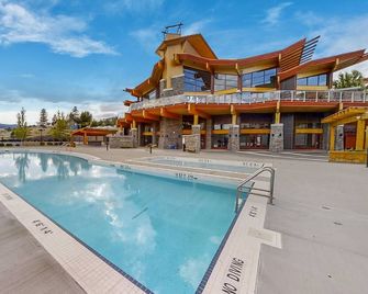 Top Floor Condo at Amenity Rich Resort - Westbank - Piscine