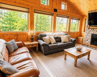Relaxing Cabin Getaway with hot tub and fire pit - Bellville - Sala de estar