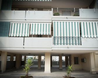 Casa Menhir Aet - Bari - Building