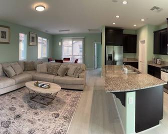 Natomas Finest For Your Stay - Sacramento - Living room