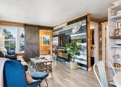 Oceanview beach style cottage W/ hot tub - Cocagne - Sala de estar