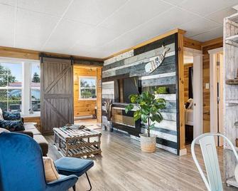 Oceanview beach style cottage W/ hot tub - Cocagne - Sala de estar