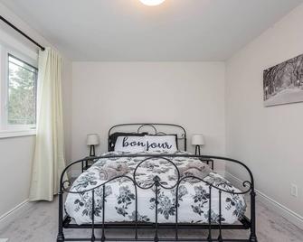 Sleeps 6 - Queen Beds - Perfect Location - Cobourg - Bedroom