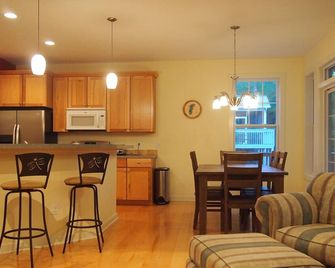 Excellent 5 Bedroom Home; Close to Lake Michigan! - Pentwater - Kitchen