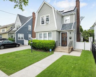 3br W/Office+basement/Utilities+parking/Near Lirr - Queens - Building