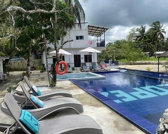 Seaside Retreat: Beach Loft Living - Sipalay - Piscina