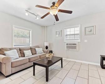 Beach Cottage -Optional Bikes - Walk 2 Shops & Fun - Saint Simons - Living room