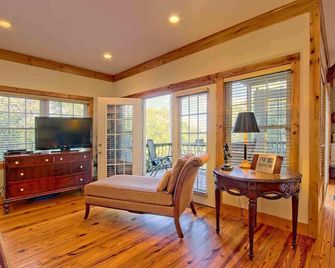 Beautiful lodge, 4 king bedrooms, all with private baths! 5 decks to enjoy. - Dillard - Huiskamer