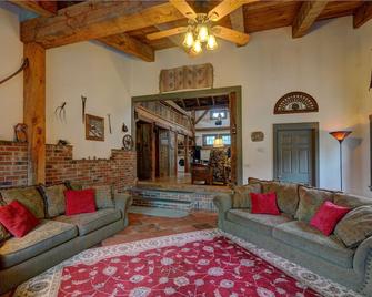 Cozy Converted Barn on Secluded 6.5 acres with Hot Tub - Shaftsbury - Sala de estar