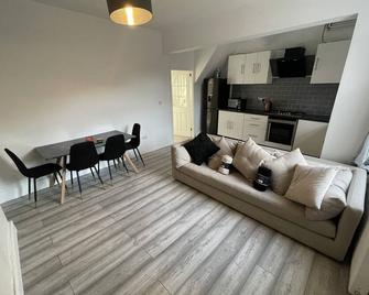 Spacious 4-Bedroom House in Manchester - Manchester - Living room