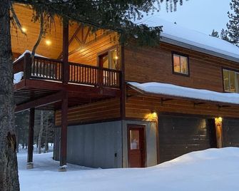 NEW and Stylish Cabin, designed for your Comfort! Private Hot Tub, and More! - Island Park - Edificio