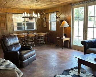 Spring Break fun on the crystal clear Nueces river. - Barksdale - Living room