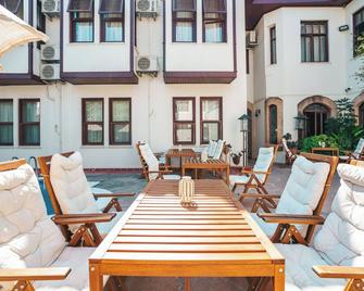 Aspen Hotel - אנטליה - פטיו