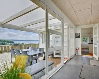 Family-friendly holiday home with a panoramic view of the Aabenraa Fjord - Abenrá - Balcón