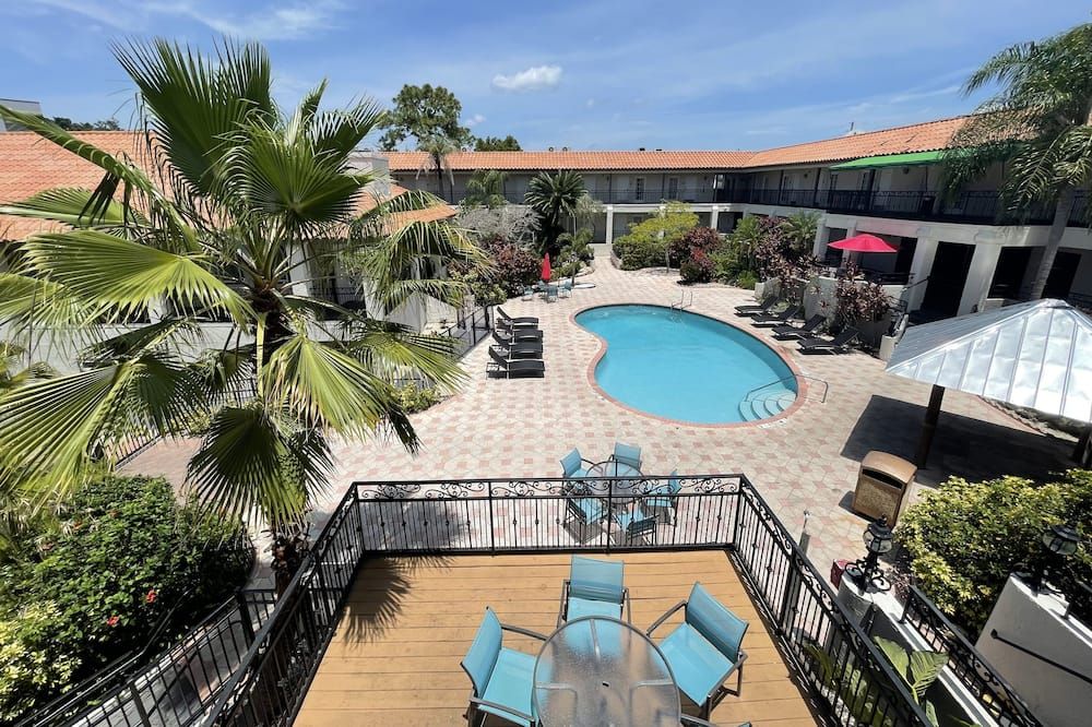 Red Roof PLUS+ & Suites Tampa - Busch Gardens - טמפה - בריכה