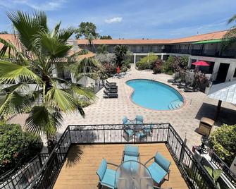 Red Roof PLUS+ & Suites Tampa - Tampa - Piscina