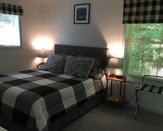 Single Bedroom Cottage with whirpool tub - Ross - Norway - Bedroom