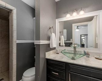 The Crimson - Game Day Rental - Tuscaloosa - Bathroom