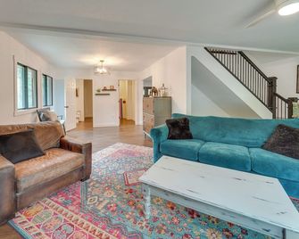 18 Mi to Grand Caverns Cabin with Balcony! - McGaheysville - Living room