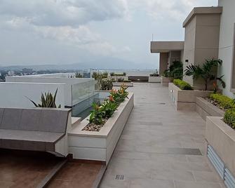 Hermoso Apartamento De Lujo Con Piscina Parqueadero Y Vigilancia Privada Silver Park - Cúcuta - Balcony