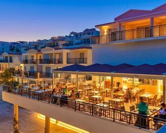 Wellclub - Family Wellness & Sea View Suites - Khloraka