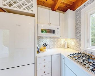 Periwinkle Cottage - Westport Island - Kitchen